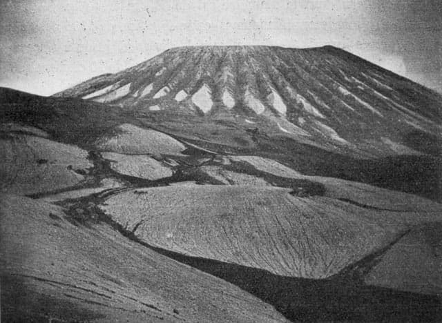Le cratère du Vésuve après l’éruption de 1906, photographié par Giuseppe Mercalli
