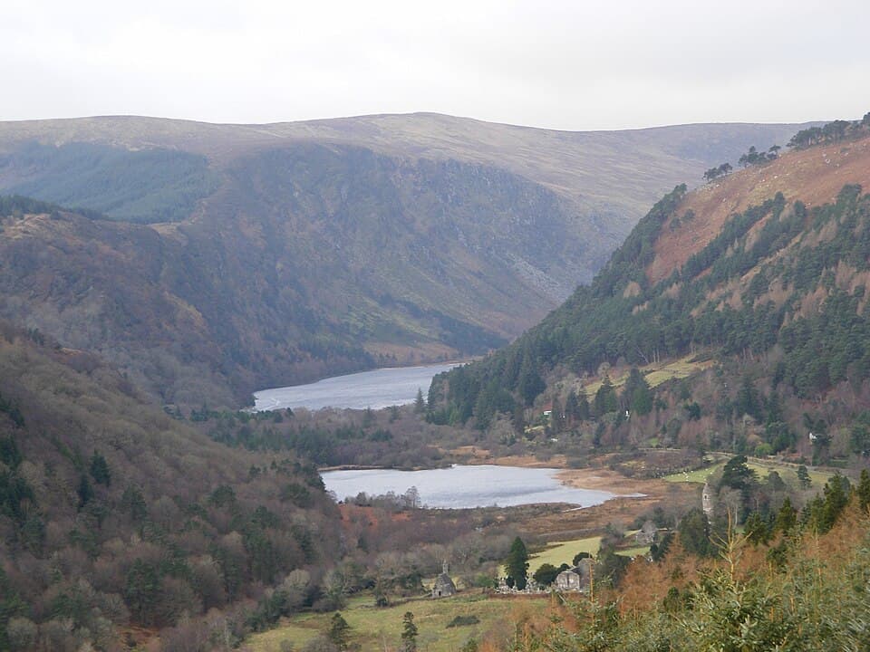 Les deux lacs de Glendalough vus depuis les hauteurs de la vallée