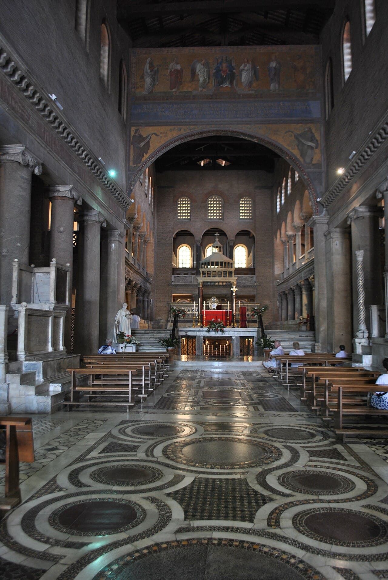Navata della basilica di San Lorenzo fuori le mura, Roma