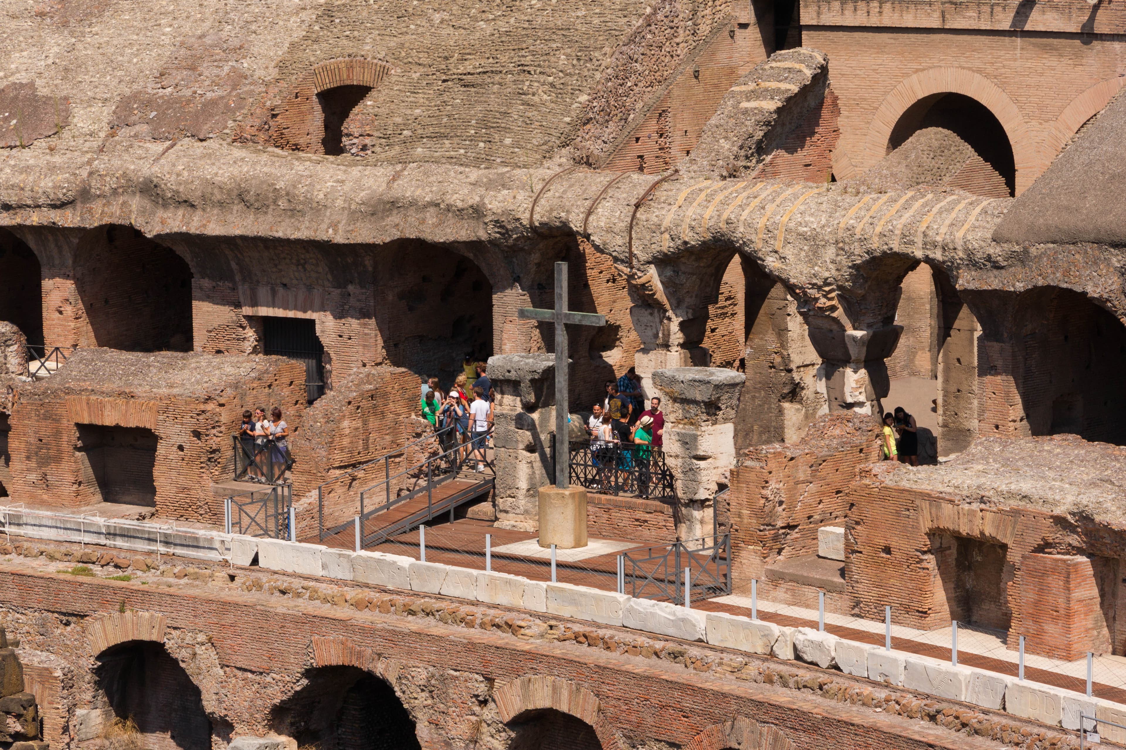 Cruz en el interior del Coliseo de Roma