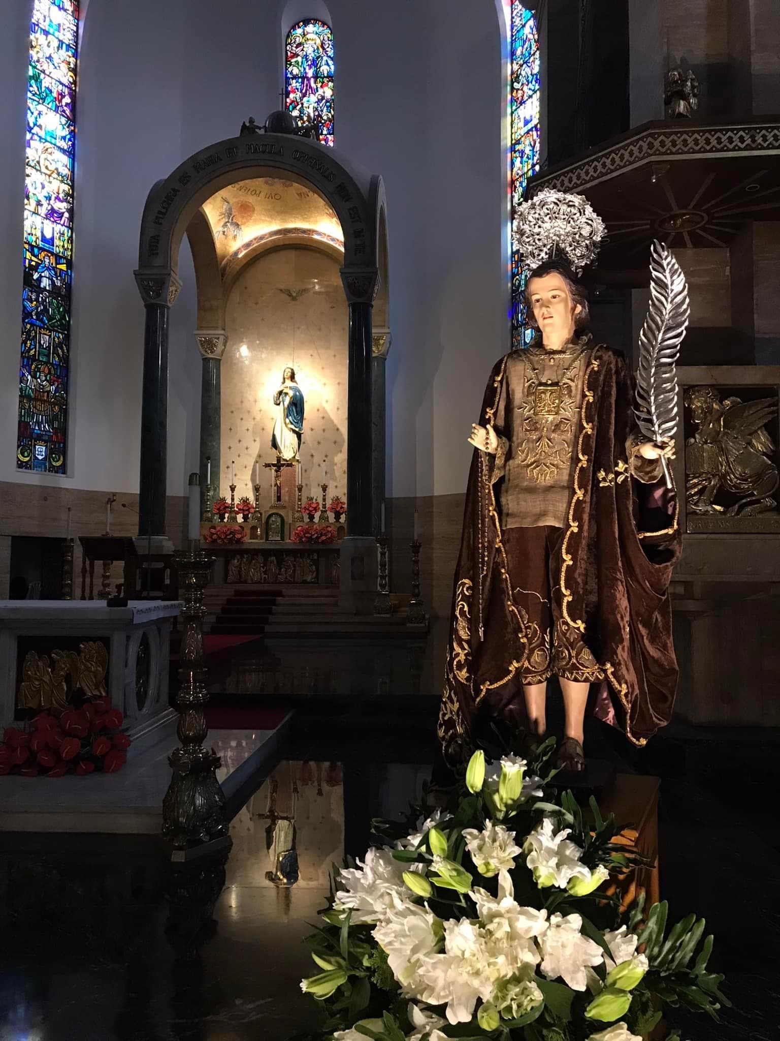 Statue de saint Lorenzo Ruiz tenant la palme du martyre, cathédrale de Manille