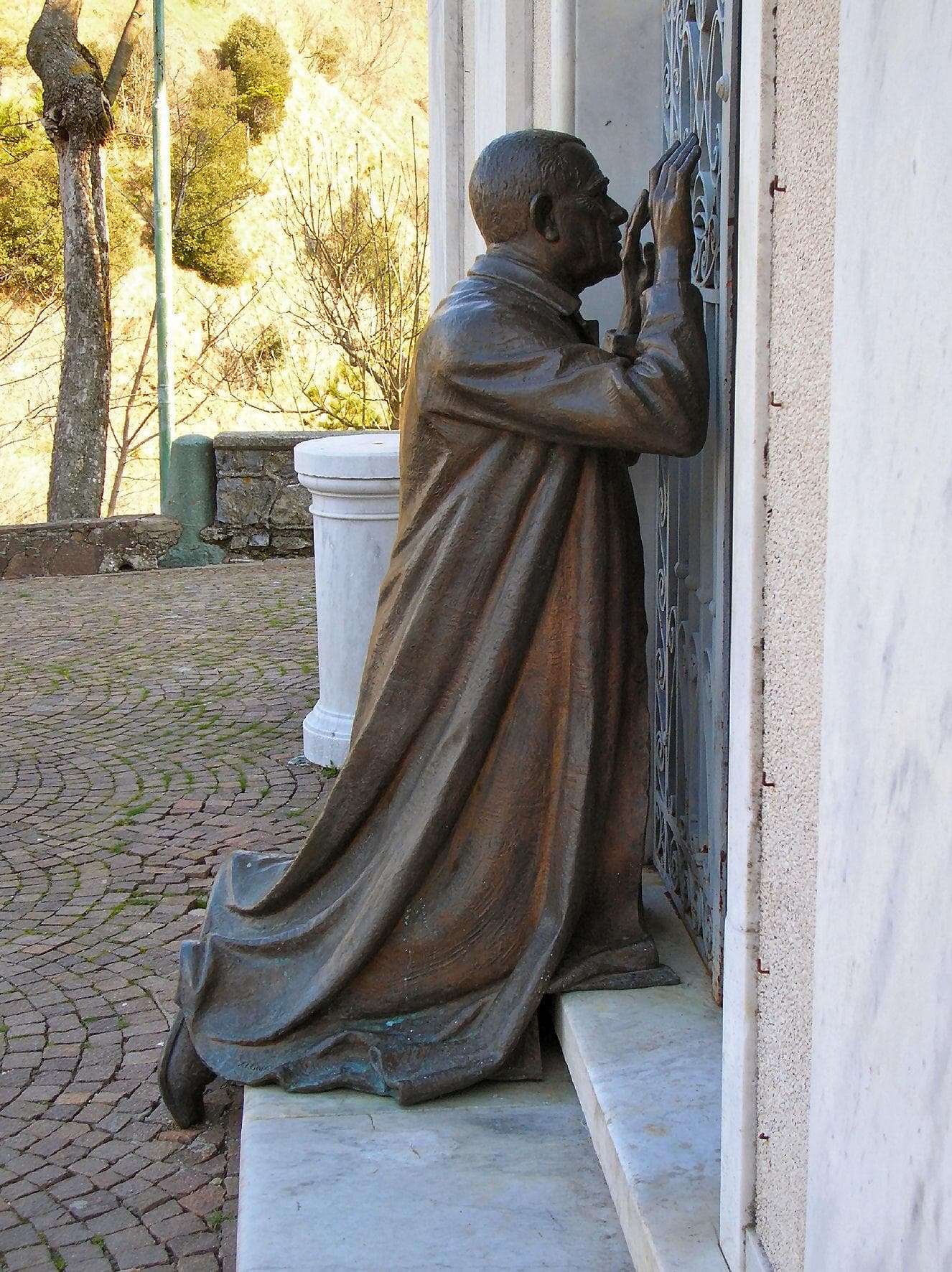 Statue de Don Orione au sanctuaire de la Madonna della Guardia.