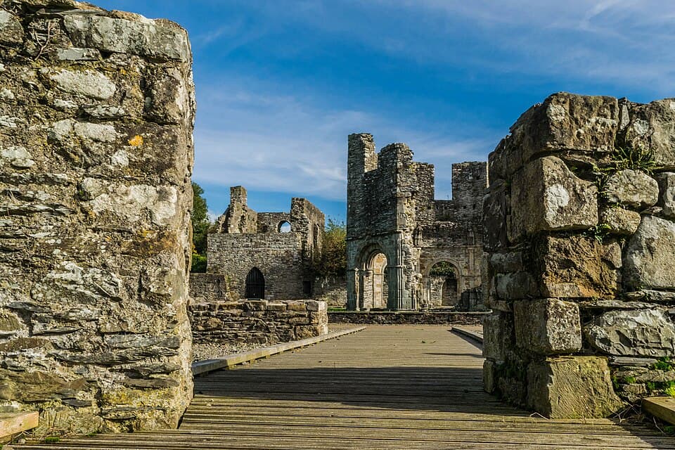 Ruínas da abadia de Mellifont na Irlanda, primeira fundação cisterciense irlandesa introduzida por São Malaquias