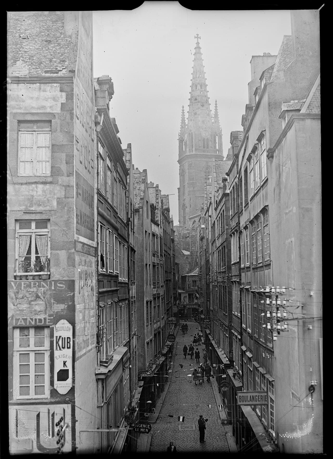 La catedral Saint-Vincent de Saint-Malo vista desde las murallas en 1930
