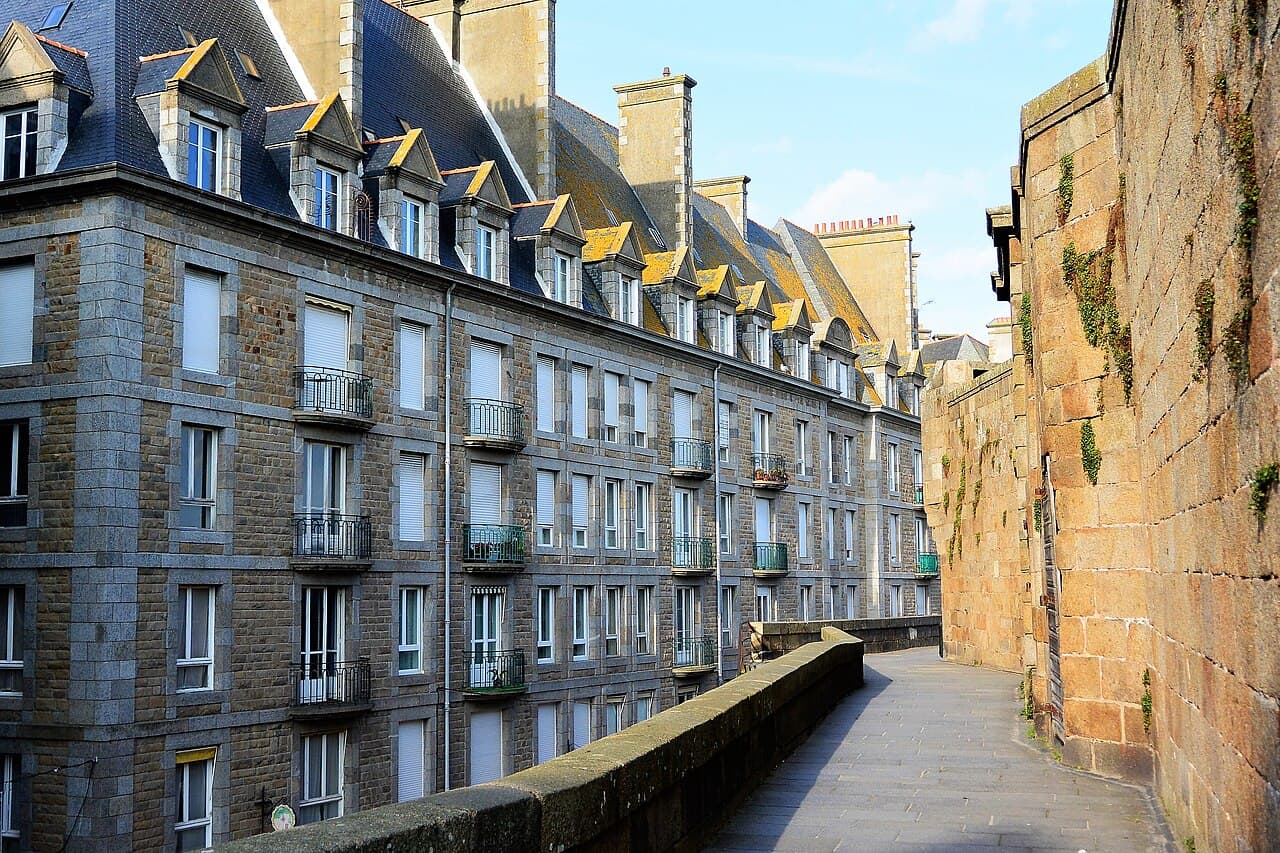 Murallas y casas de la ciudad amurallada de Saint-Malo