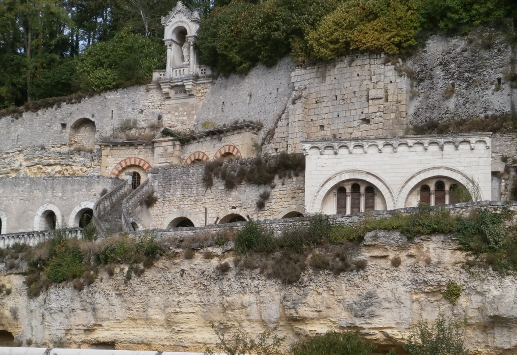 Veduta attuale delle grotte e delle sistemazioni del sito di Marmoutier a Tours