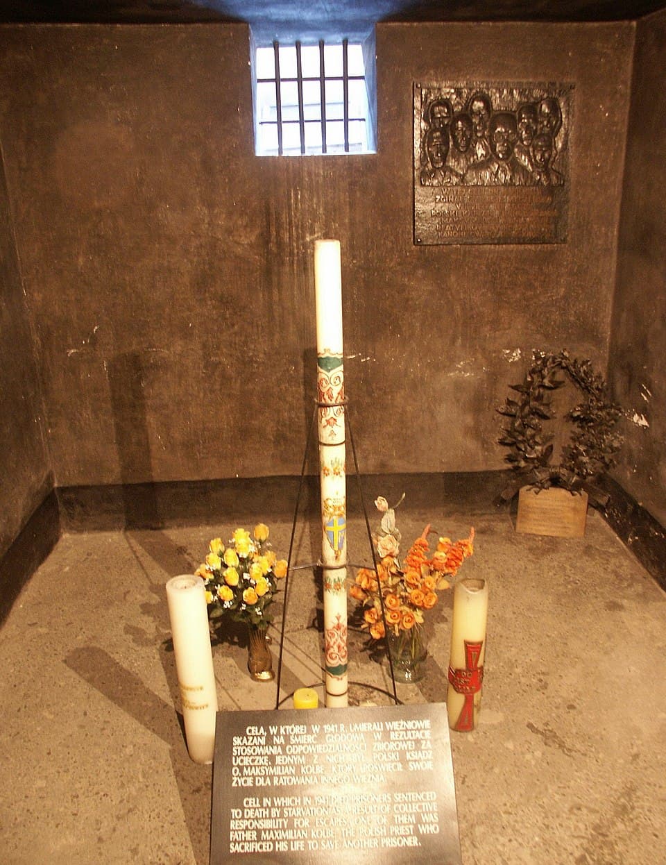 Zelle, in der Maximilian Kolbe im Block 11 von Auschwitz I starb, Gedenkzustand fotografiert 2004