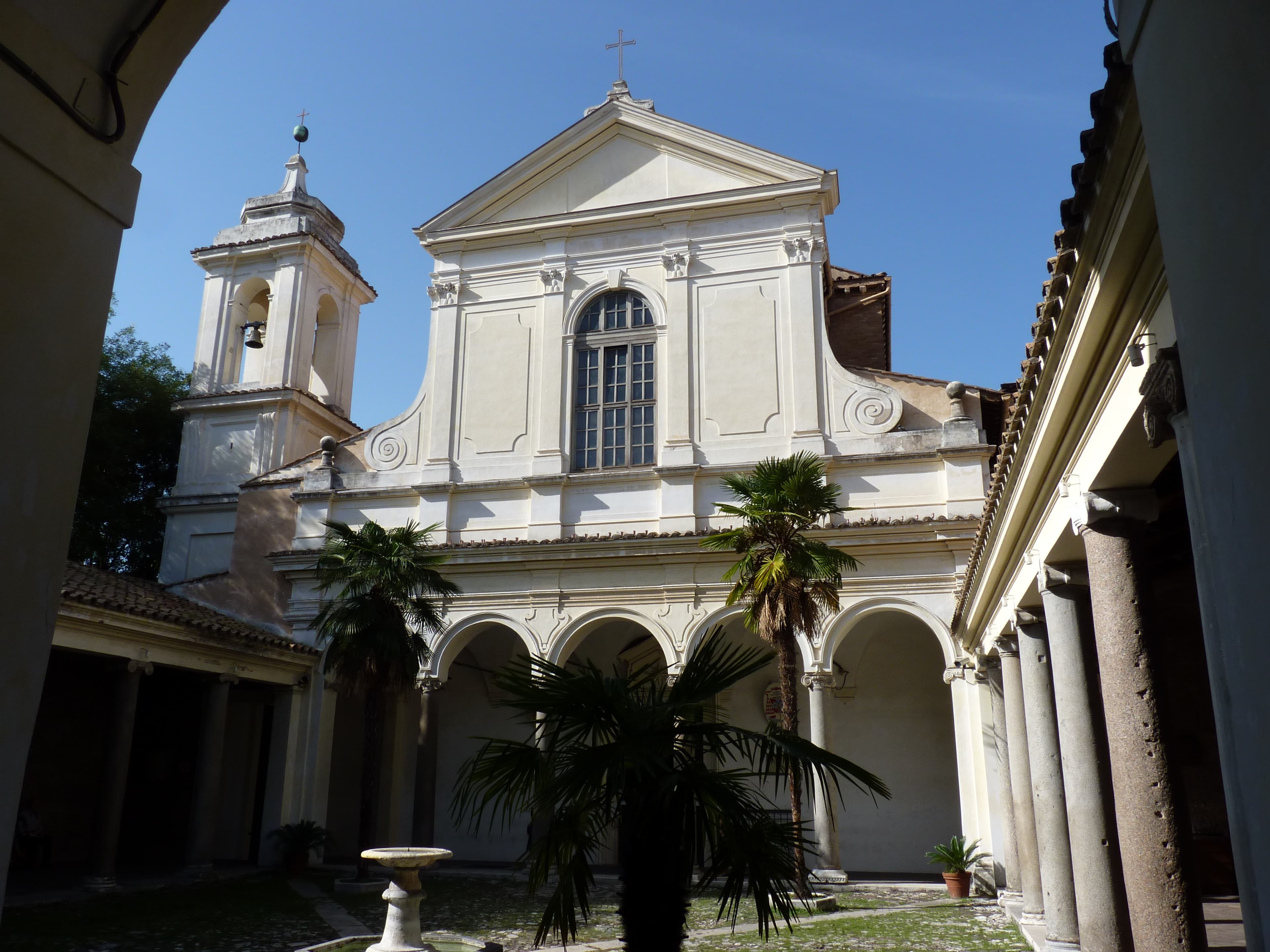 Facciata e cortile della basilica di San Clemente a Roma, dove san Cirillo fu sepolto