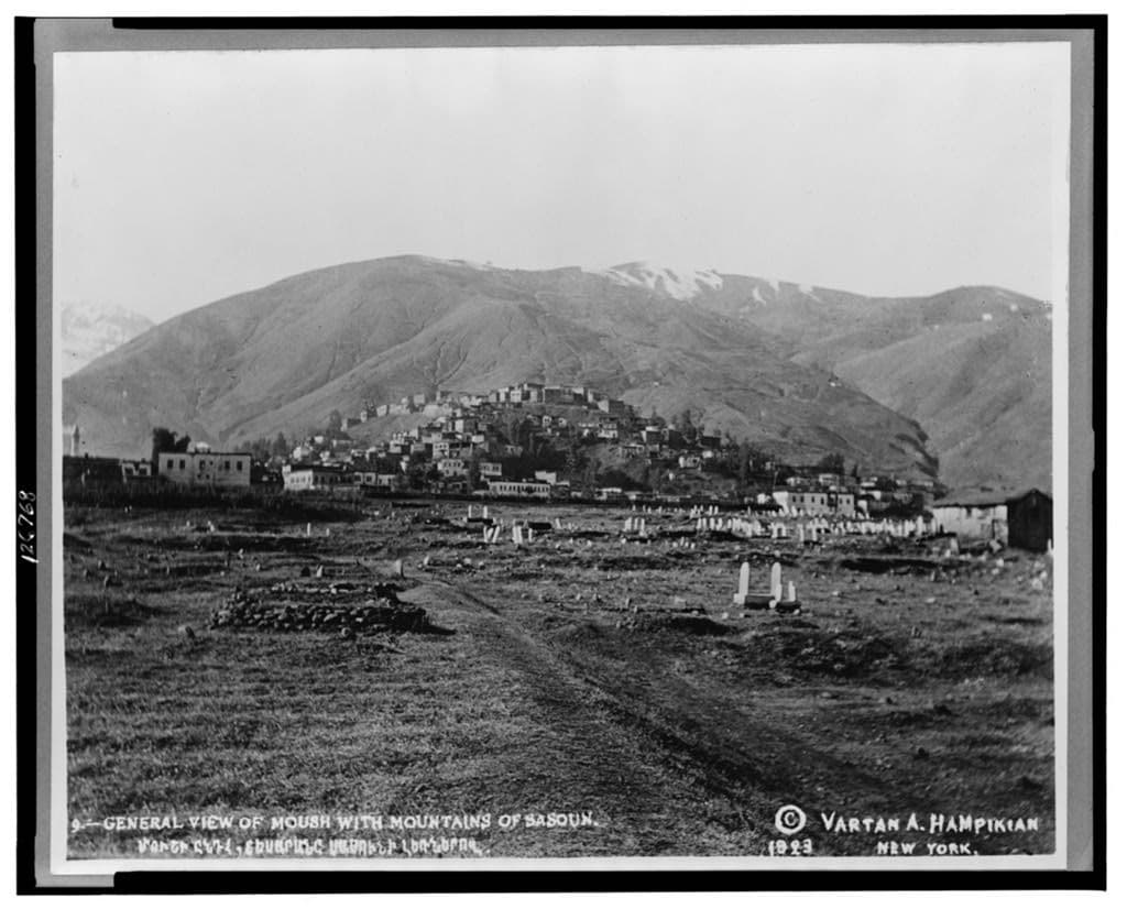 Veduta fotografica antica di Mush con le montagne del Sassoun