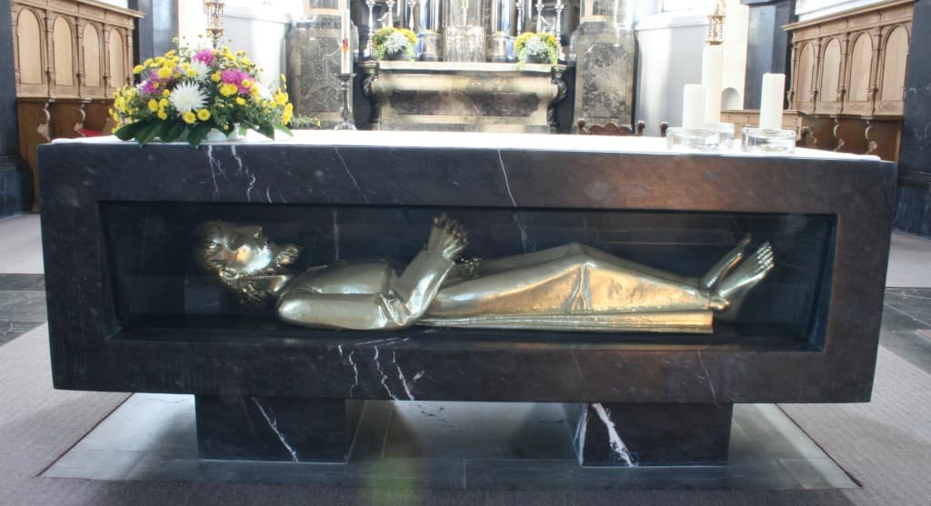 Altar y relicario de san Nicolás de Flüe en la iglesia parroquial de Sachseln