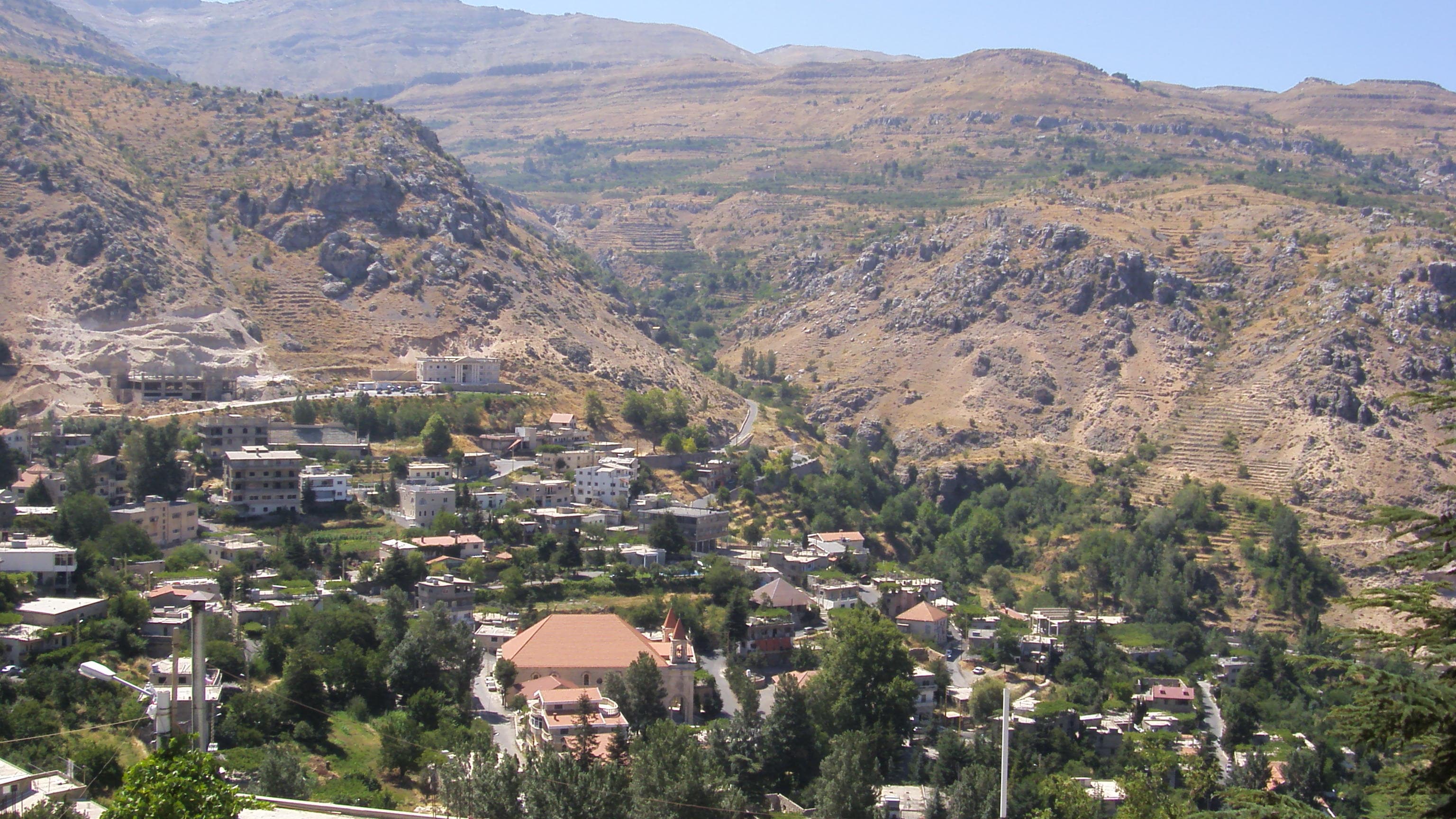 Pueblo de Tannourine en el norte del Líbano con su iglesia entre las casas