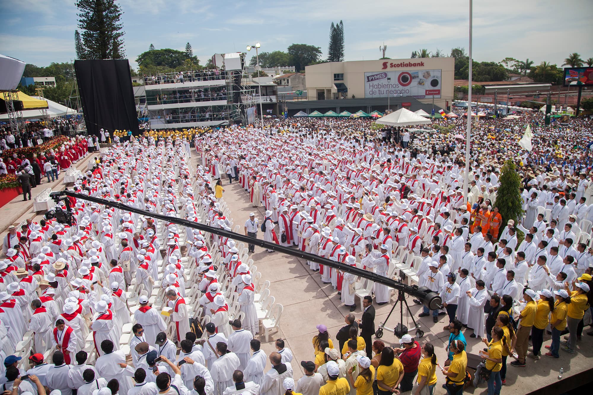 Folla e clero riuniti a San Salvador per la beatificazione di mons. Oscar Romero nel 2015.