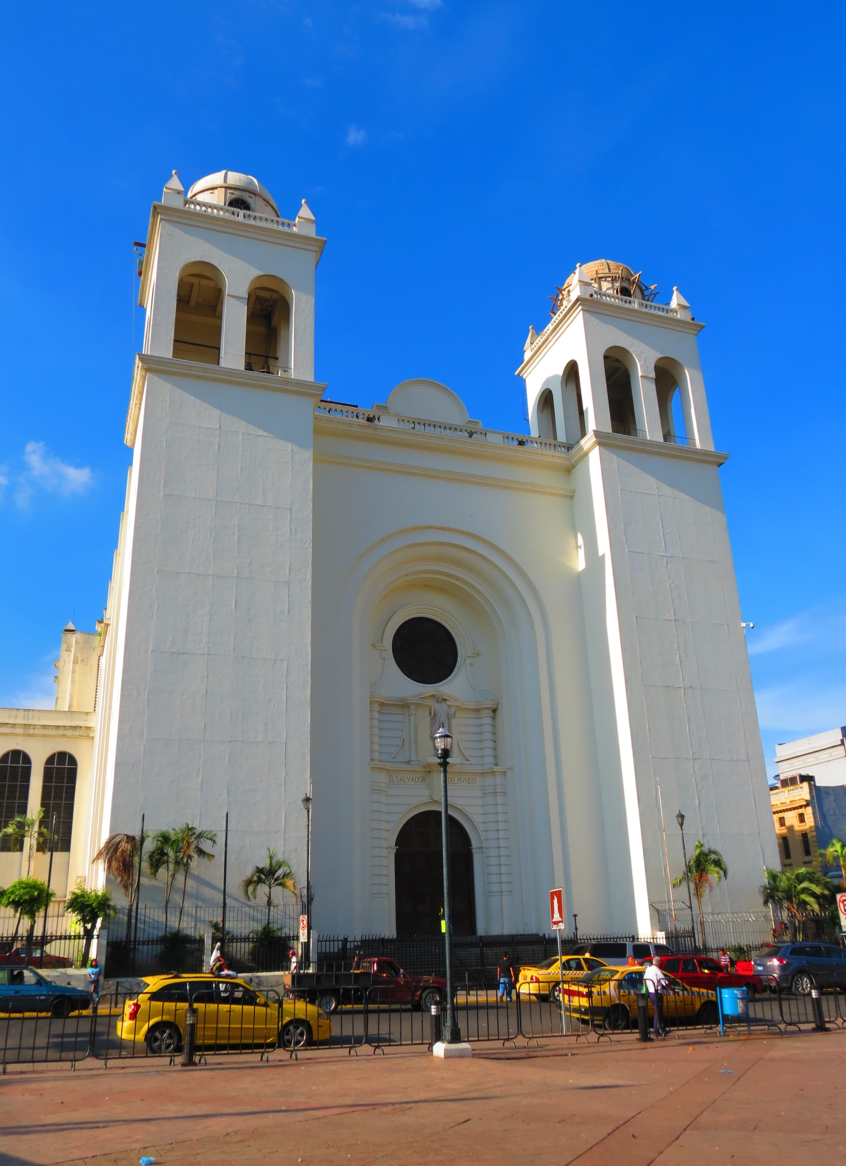 Facciata della cattedrale metropolitana di San Salvador.