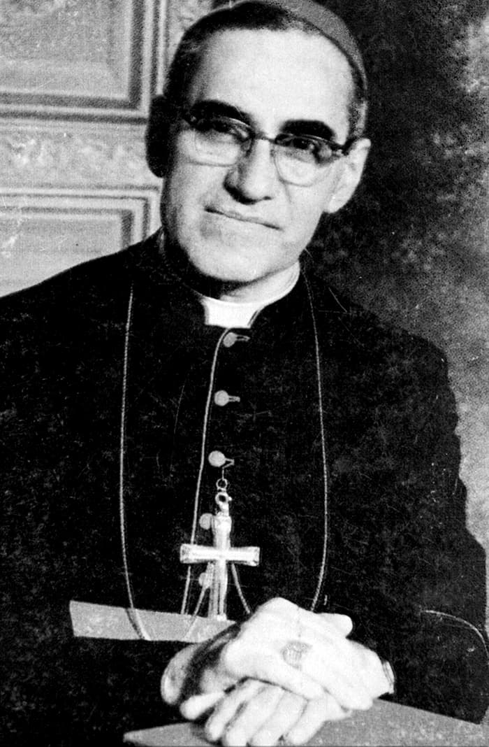 Ritratto fotografico di sant’Oscar Romero in abito episcopale