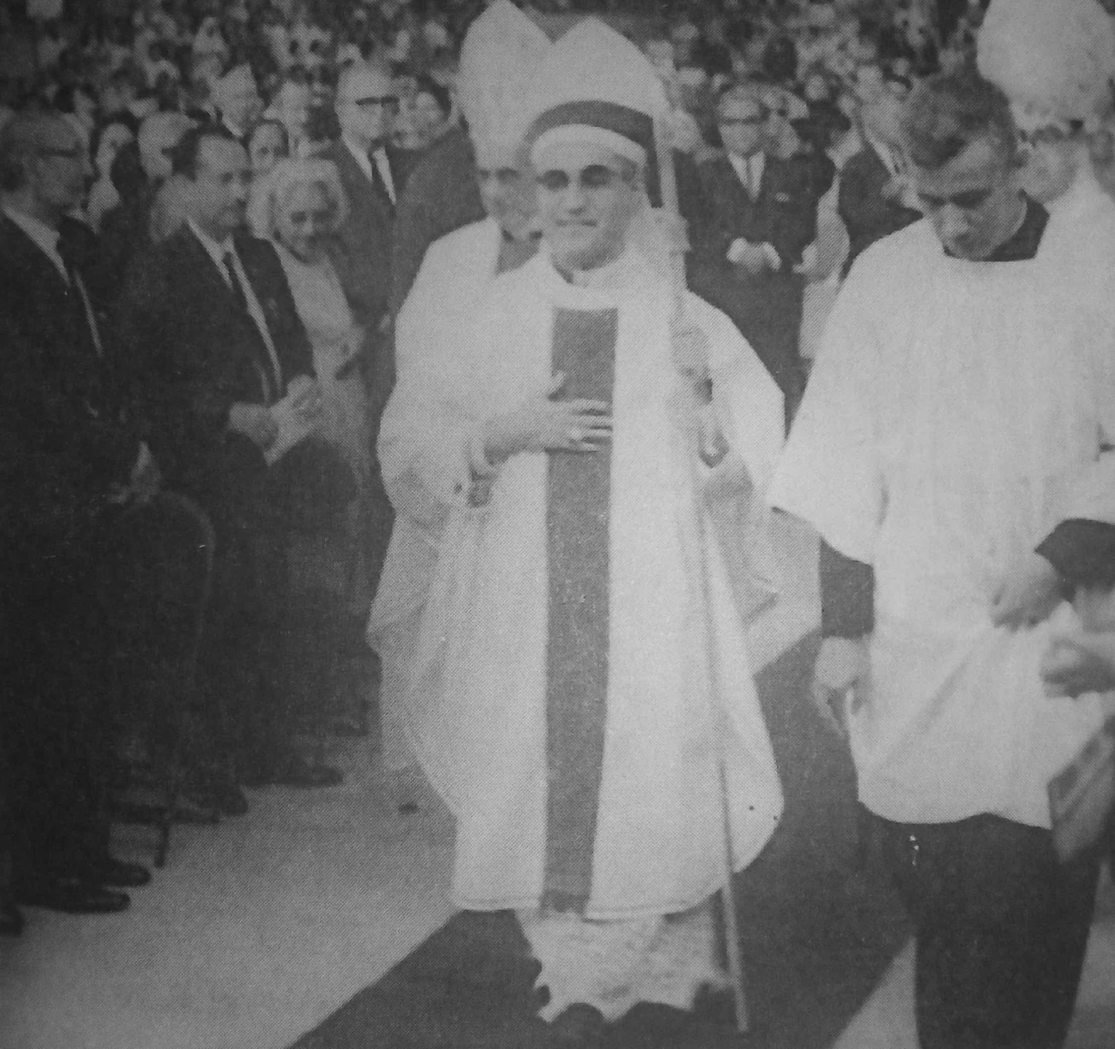 Fotografia di sant’Oscar Romero al centro, con padre Rutilio Grande a destra, circa 1977.