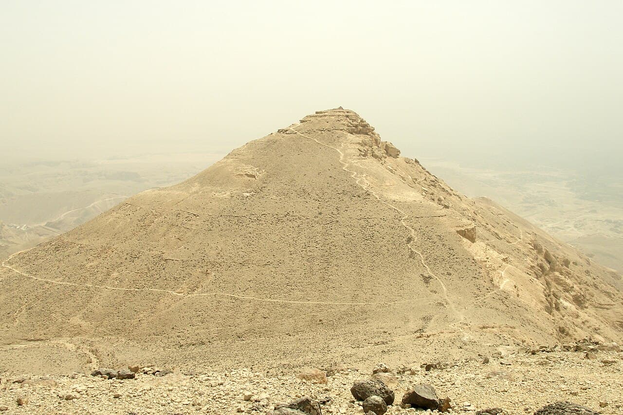 Al Qurn, pico mais alto das colinas tebanas, refúgio dos eremitas