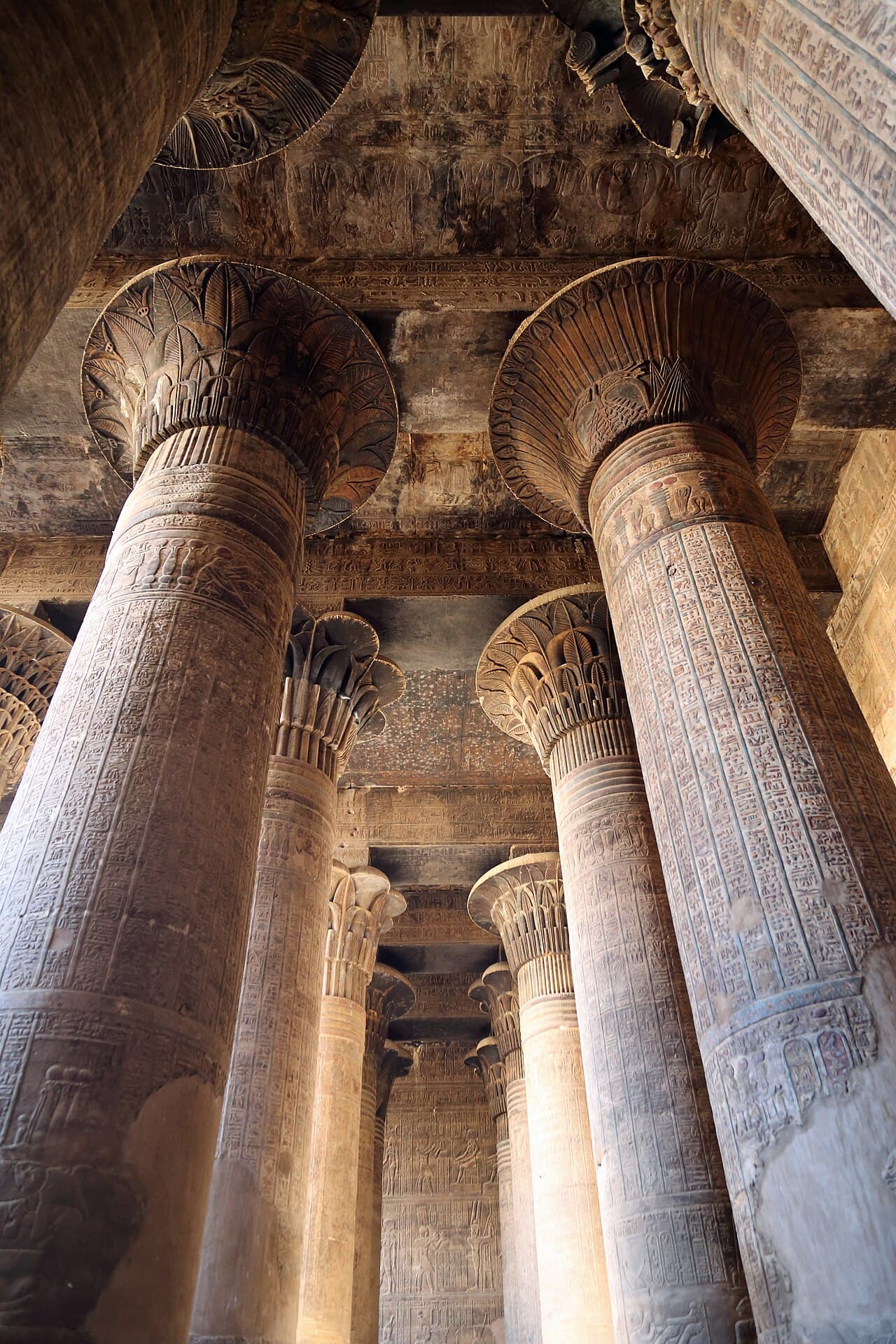 Sala hipóstila do templo de Esna, a antiga Latópolis