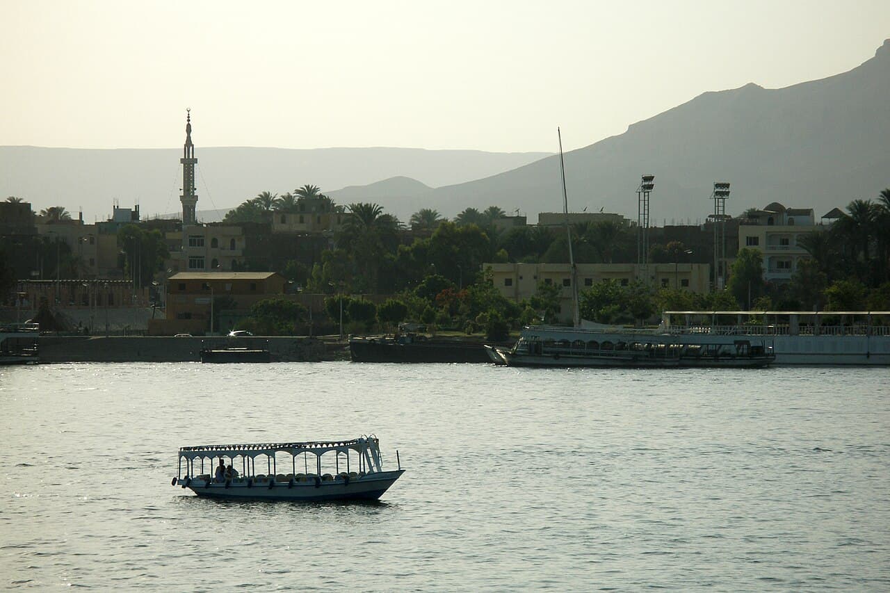 O Nilo em Luxor, no coração da antiga Tebaida