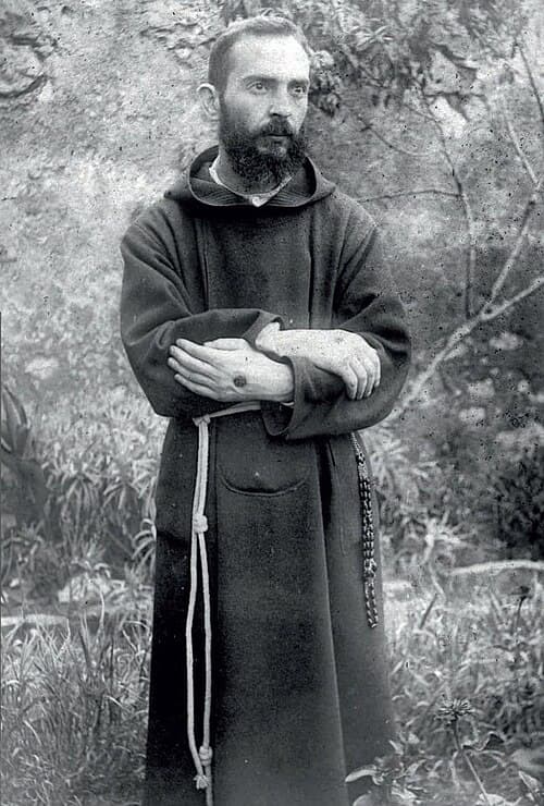 Padre Pio in abito cappuccino, fotografato il 19 agosto 1919