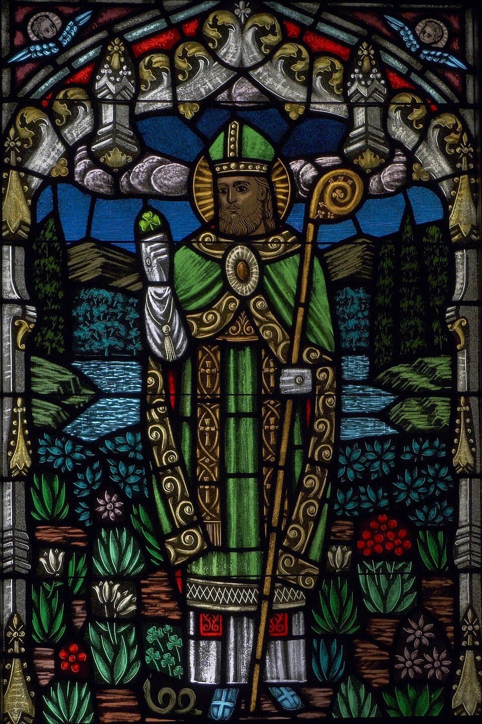 Saint Patrick tenant un trèfle, vitrail de l’église All Saints à San Francisco