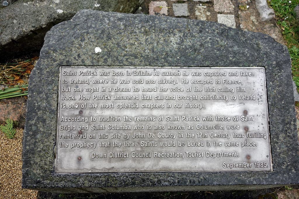 El supuesto sepulcro de san Patricio junto a la catedral de Down, en Downpatrick