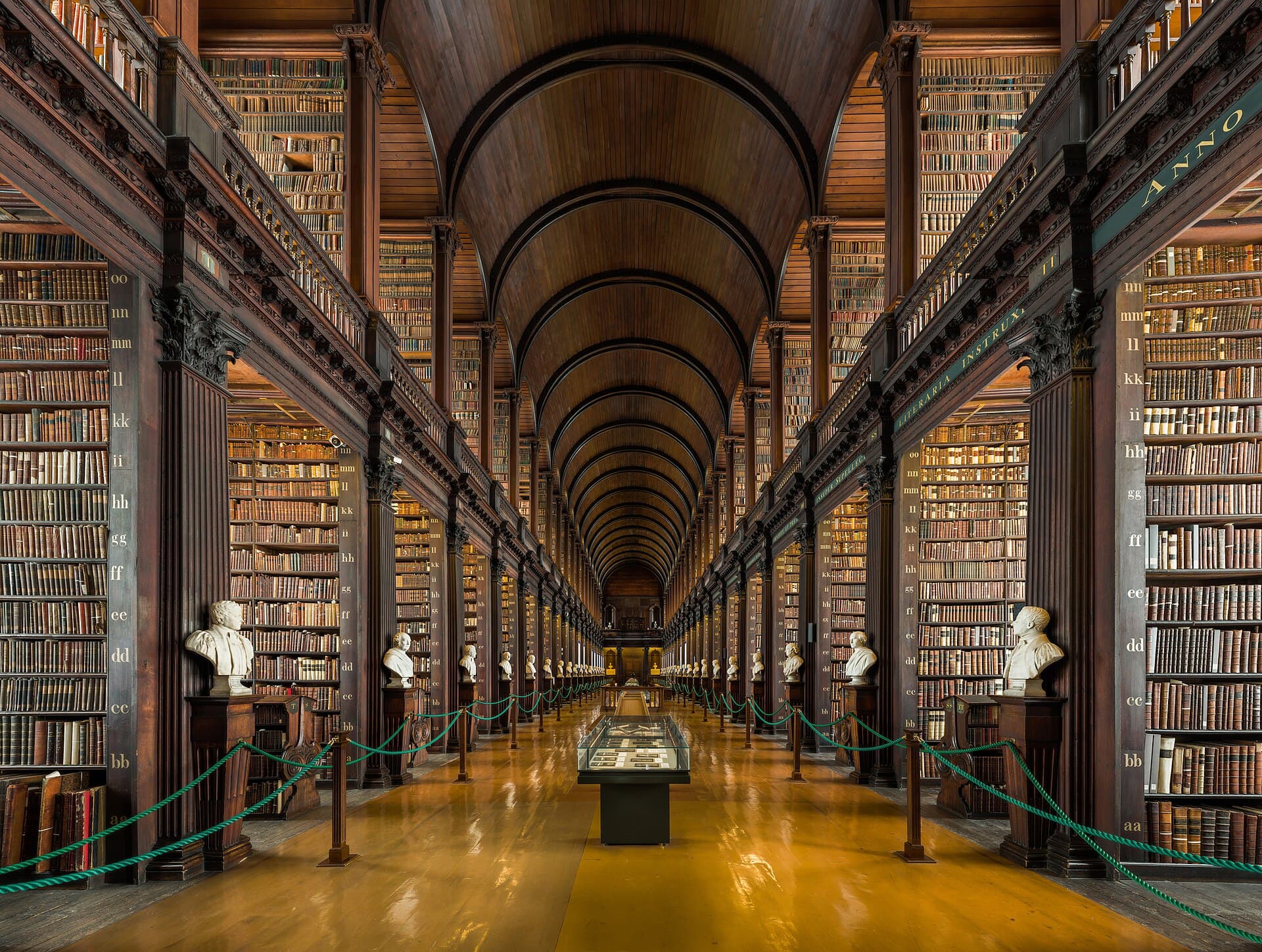 La Long Room de la Antigua Biblioteca del Trinity College de Dublín