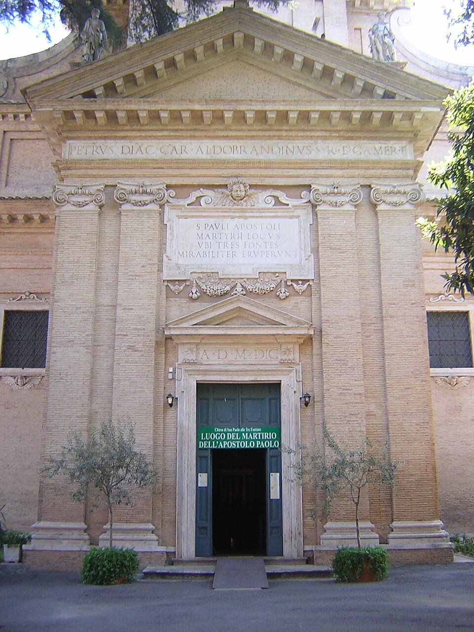 Fachada de São Paulo das Três Fontes, em Roma