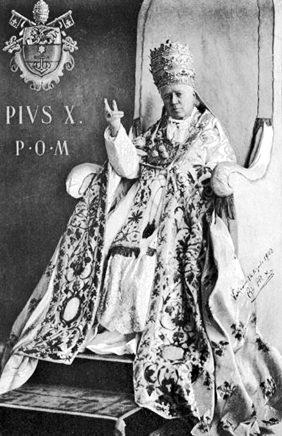 San Pío X sentado en su trono, levantando la mano para bendecir, fotografía de 1903