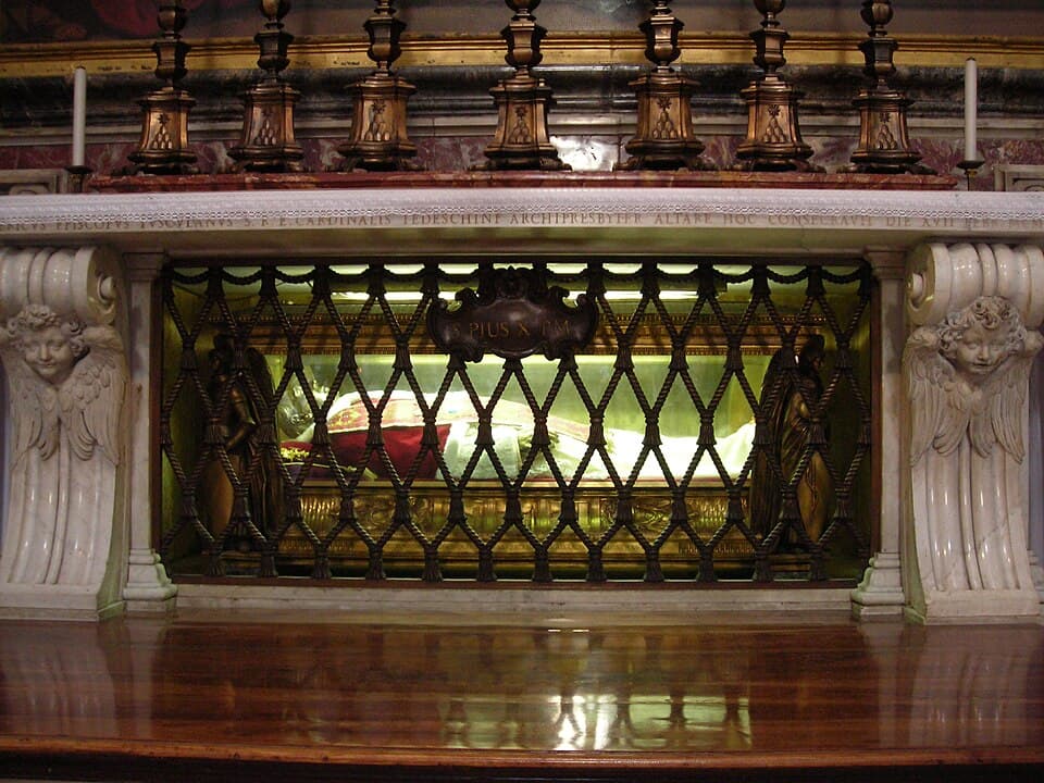 La urna de san Pío X bajo el altar de la capilla de la Presentación en San Pedro
