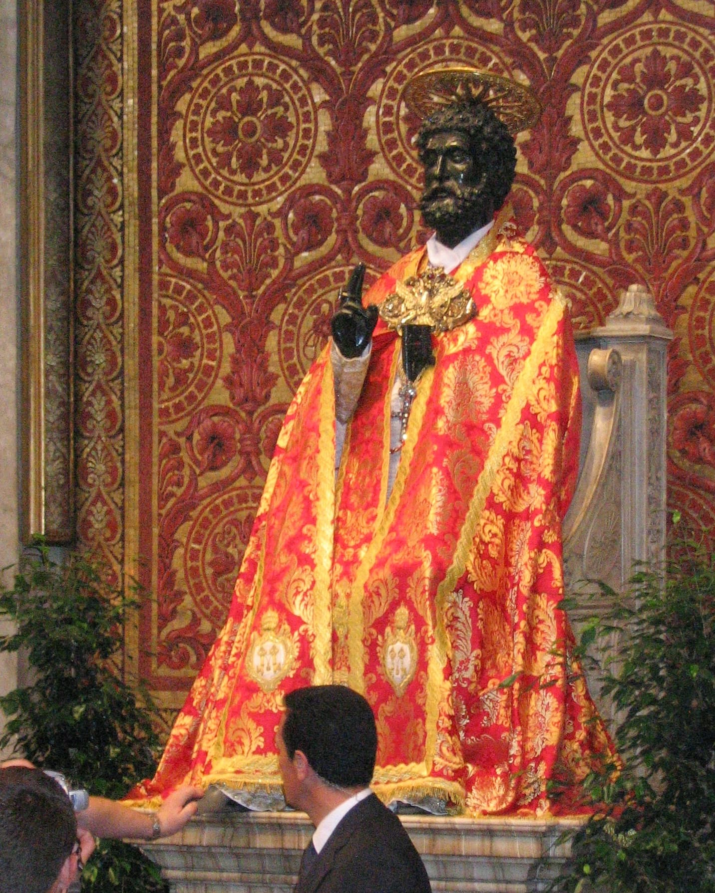 Estátua de bronze de são Pedro atribuída a Arnolfo di Cambio na basílica de São Pedro