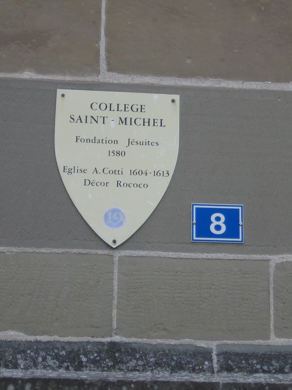 Plaque du collège Saint-Michel de Fribourg rappelant sa fondation jésuite en 1580.