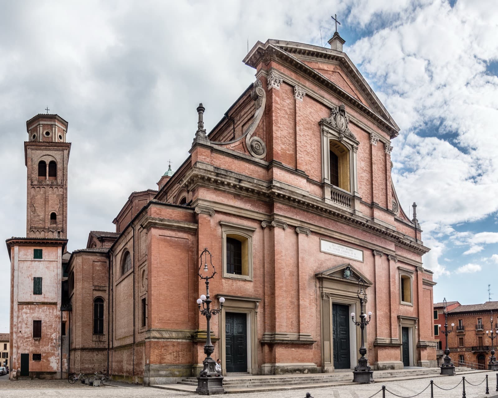 Fachada de la catedral de San Casiano de Imola.