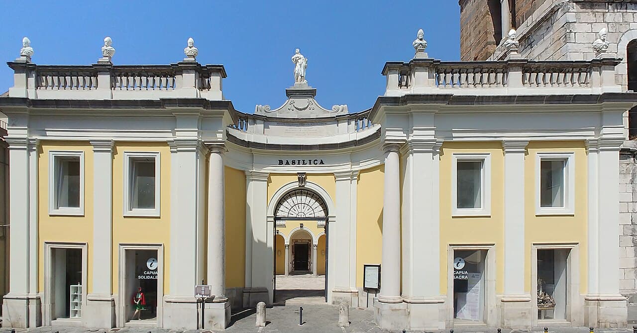 Heutige Ansicht der Außenfassade der Kathedrale von Capua