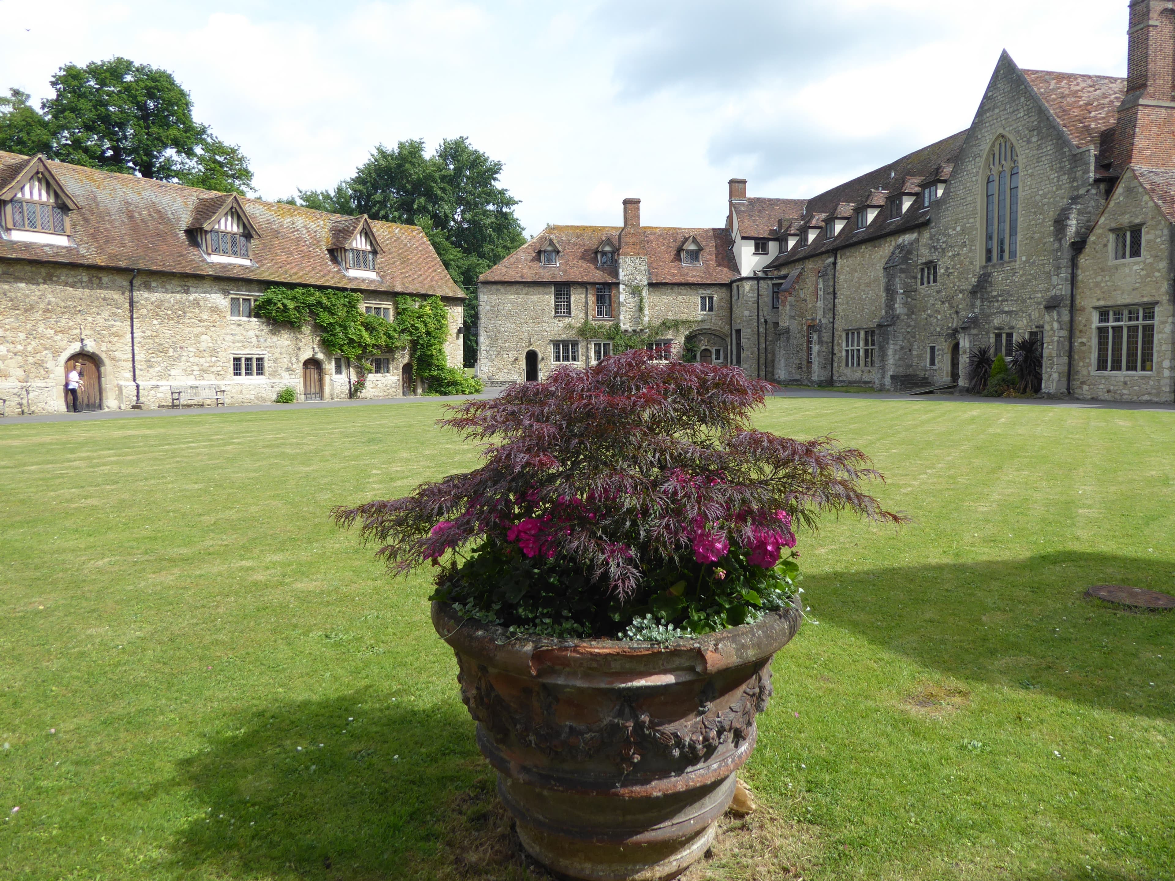 Der große Innenhof des Karmelitenpriorats Aylesford in Kent.