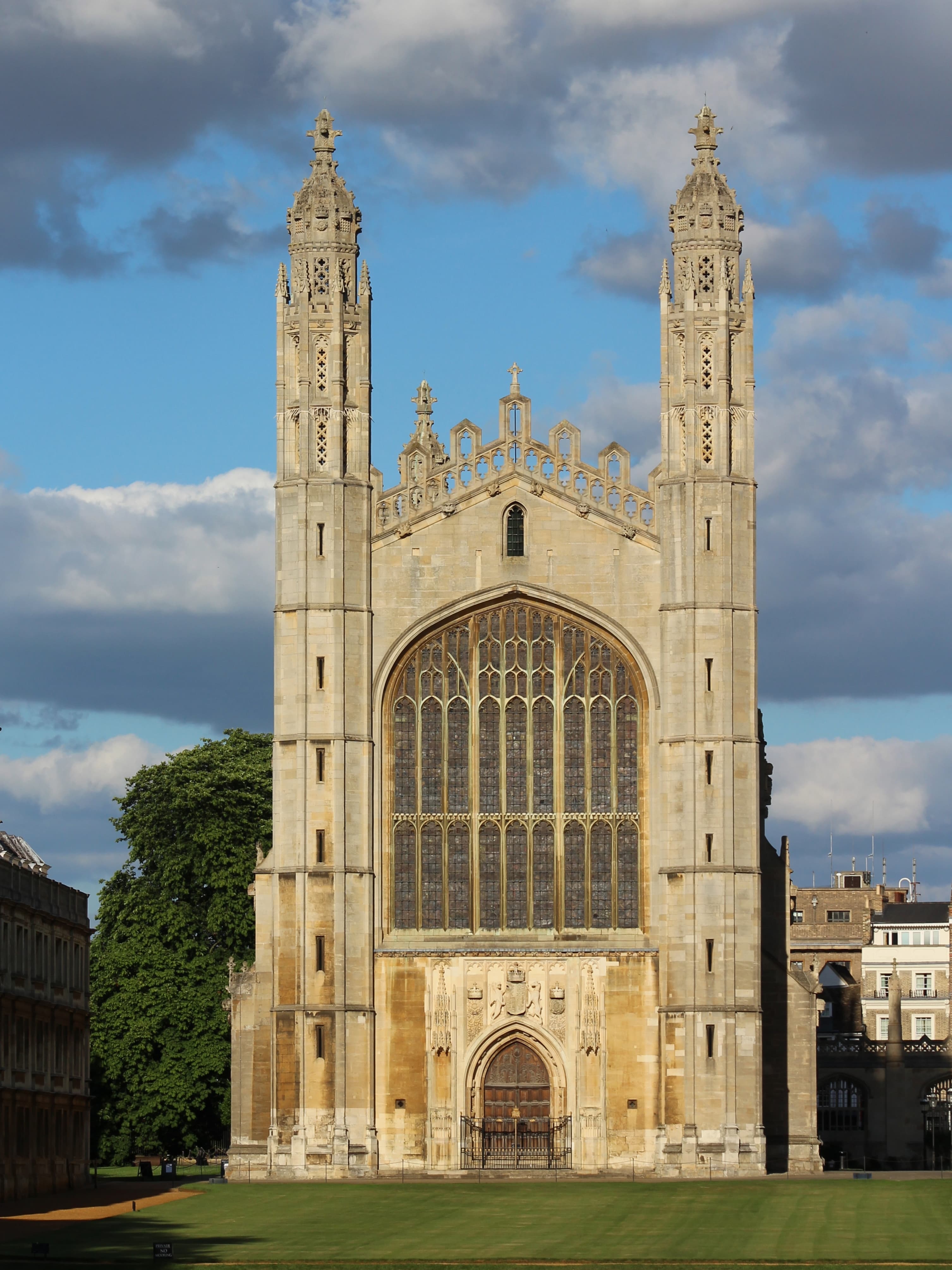 Die Kapelle des King's College in Cambridge, von der Cam aus gesehen.