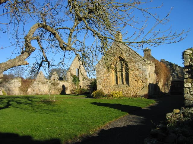 Ruinen von Hulne Priory in Northumberland, einer der ersten Niederlassungen der Karmeliten in England.