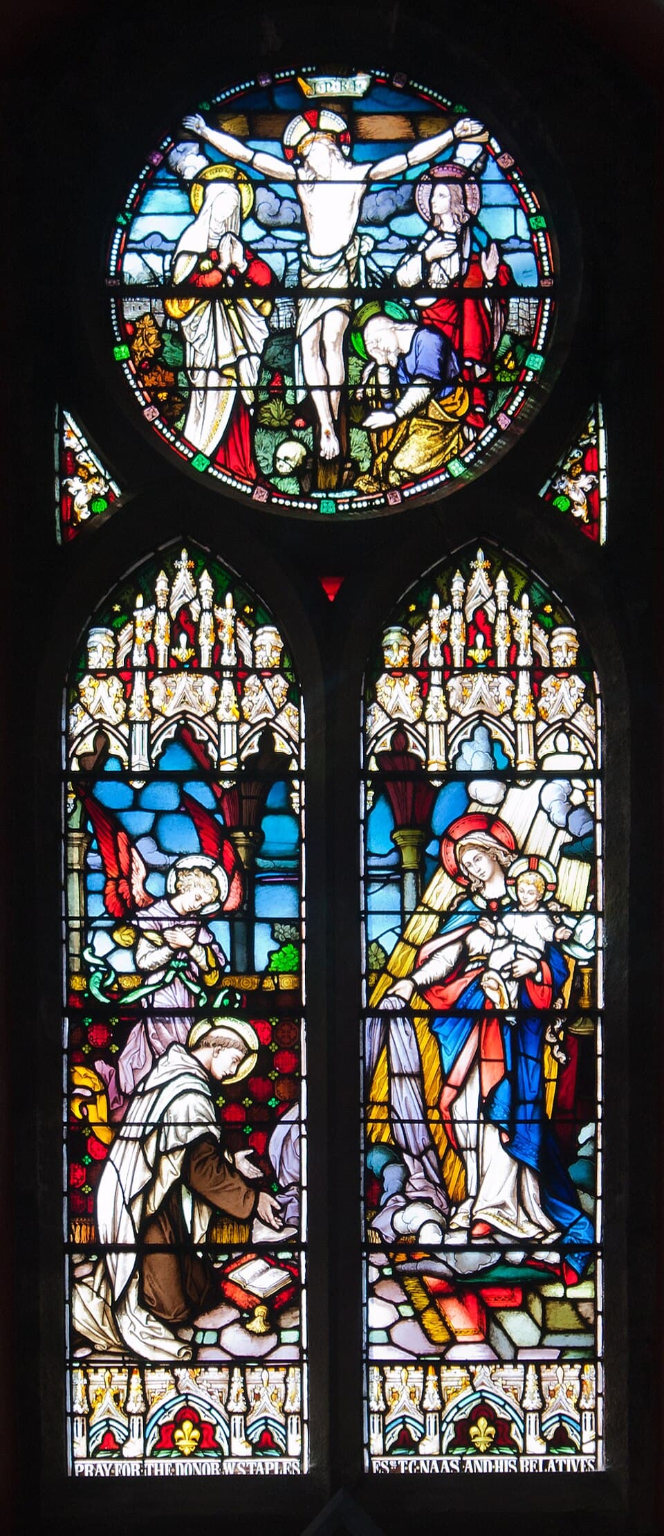 Glasfenster der Karmelitenkirche von Kildare, das den heiligen Simon Stock beim Empfang des Skapuliers darstellt.
