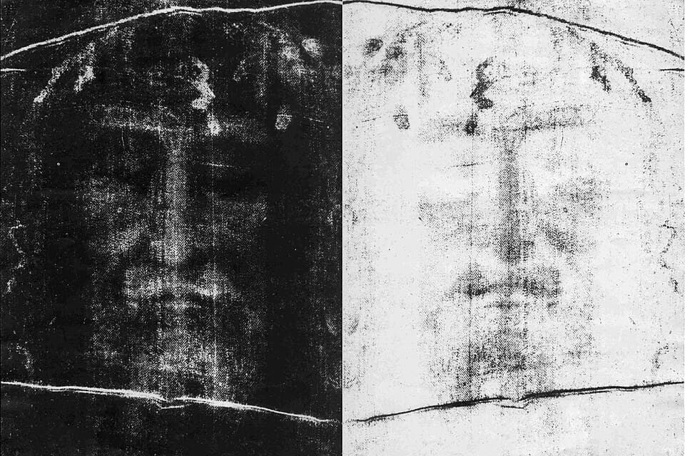 Photographie de Secondo Pia (1898) — première image du Linceul, qui révèle l'image en négatif comme un positif d'une netteté stupéfiante.