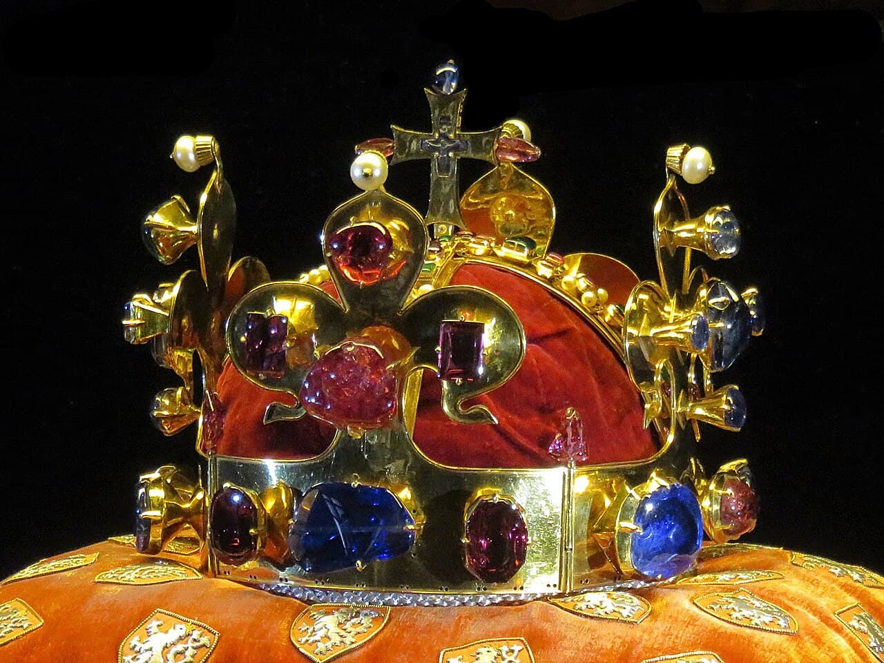 La corona original de san Venceslao expuesta en 2016