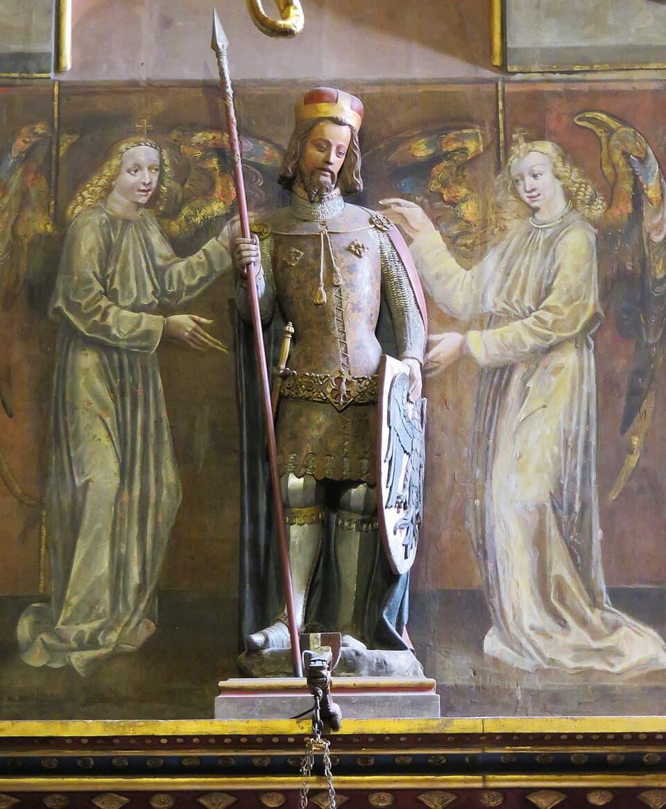 Estatua medieval de san Venceslao en su capilla de Praga