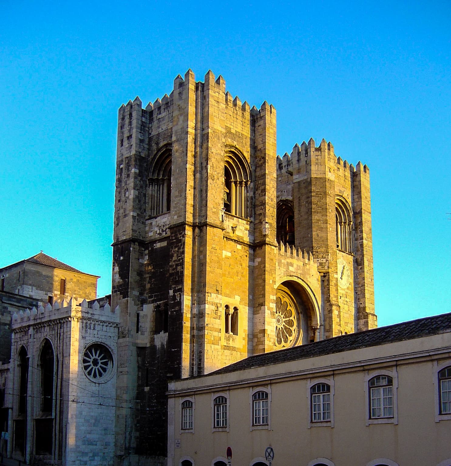 Die zwei Türme und die Rosette der Kathedrale von Lissabon