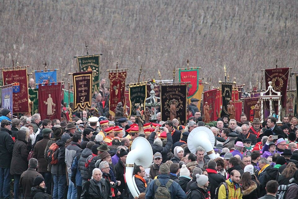 Winzer tragen eine Statue des heiligen Vinzenz beim Umzug von Mercurey 2017