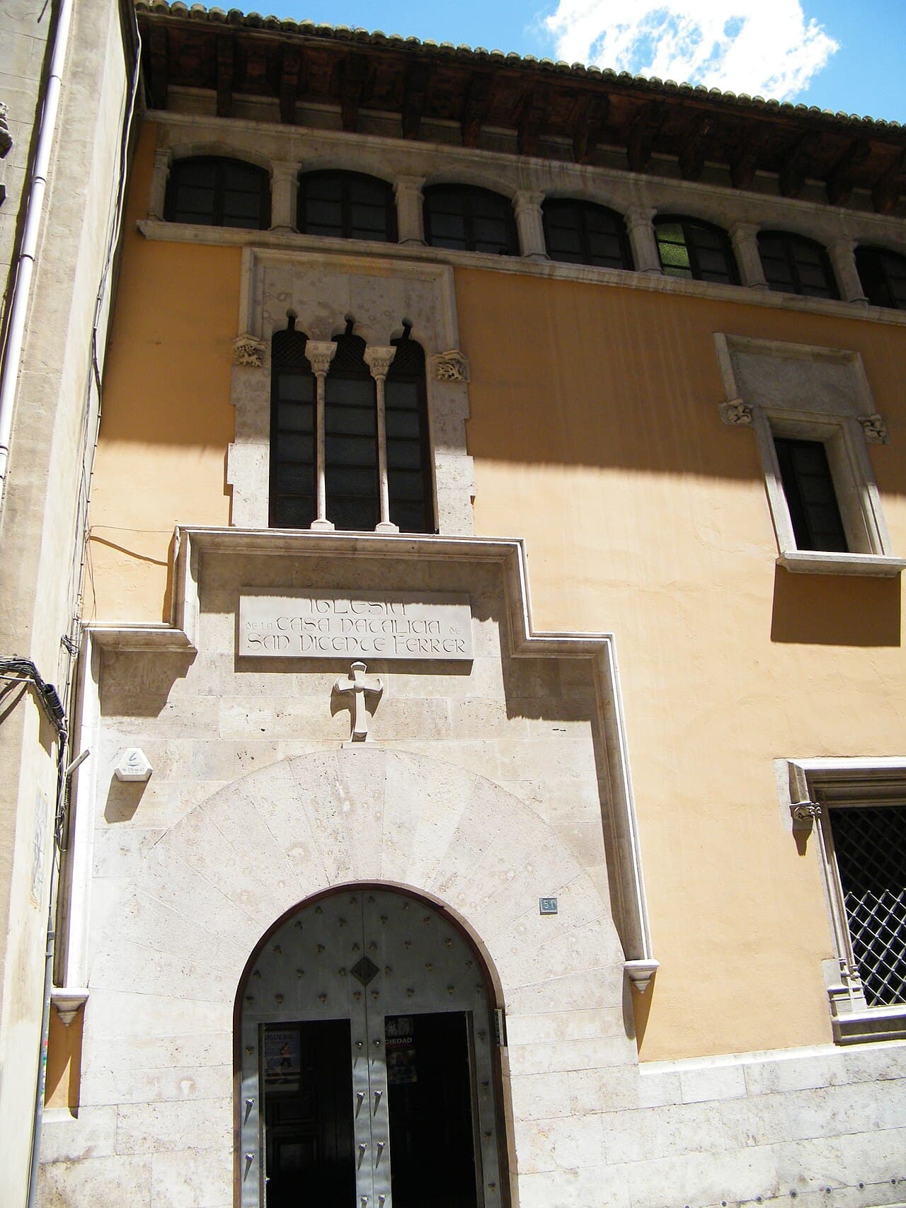 Entrada de la iglesia de la casa natal de san Vicente Ferrer en Valencia