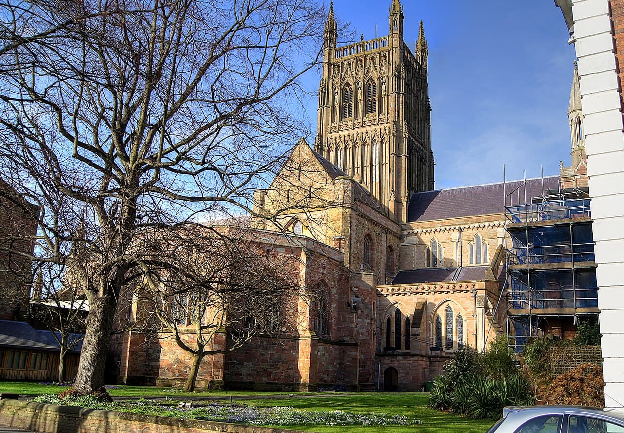 Vue extérieure de la cathédrale de Worcester depuis College Green