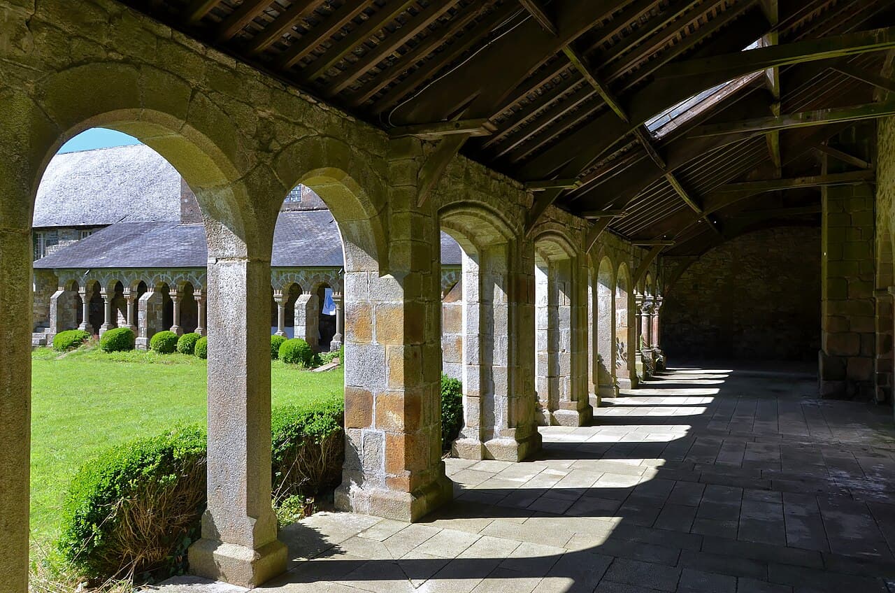 Claustro da Abadia Branca de Mortain, arcadas românicas e jardim