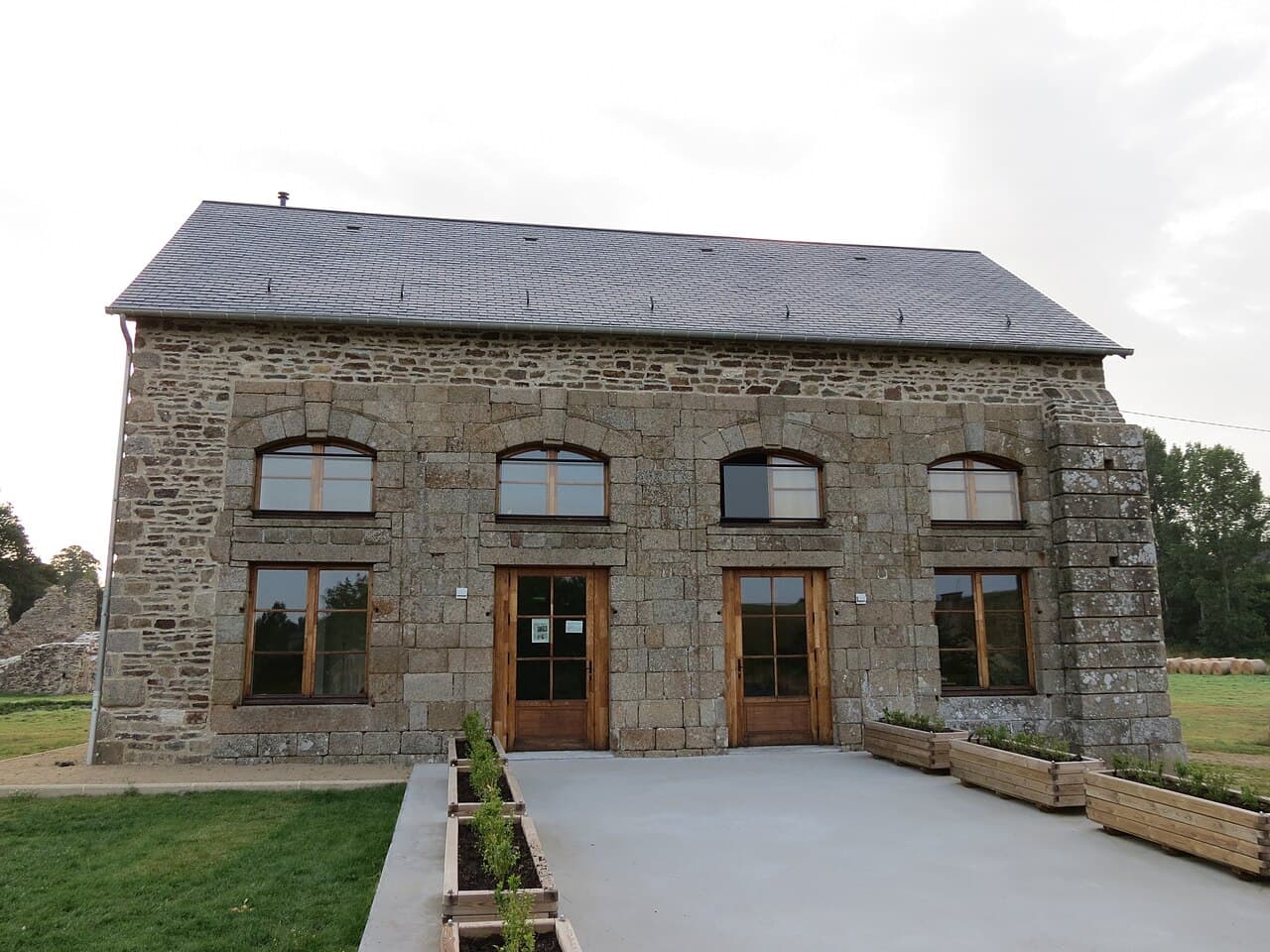 Edifícios da abadia de Savigny, fundação do irmão de santa Adeline