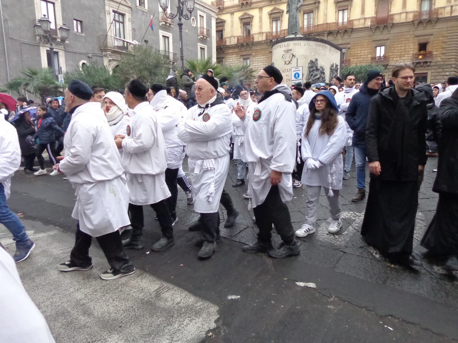 Dévots en habit blanc pendant la fête de sainte Agathe à Catane