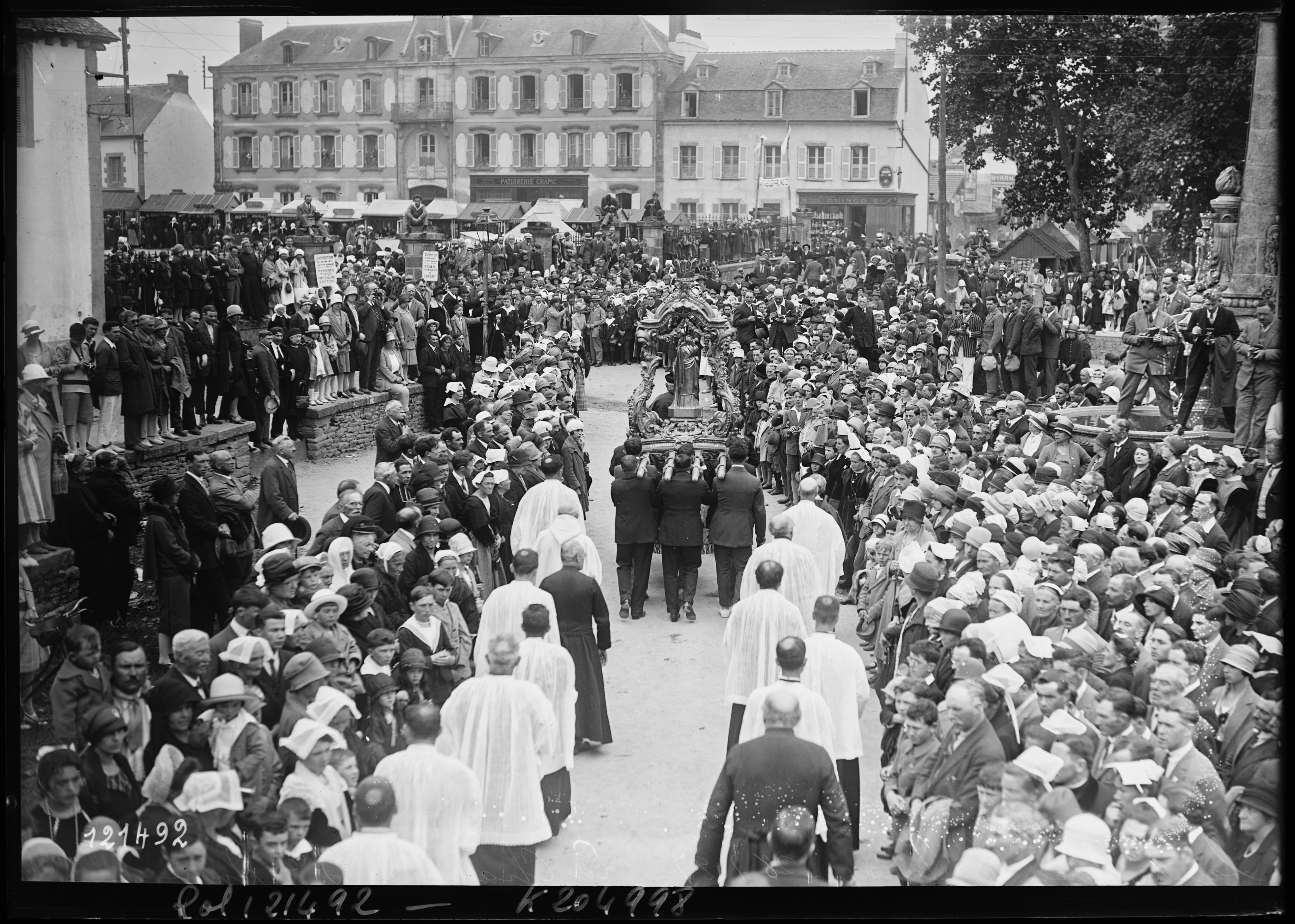 Рака святой Анны 25 июля 1927 года : пресс-фотография агентства Рол, хранящаяся в BnF.