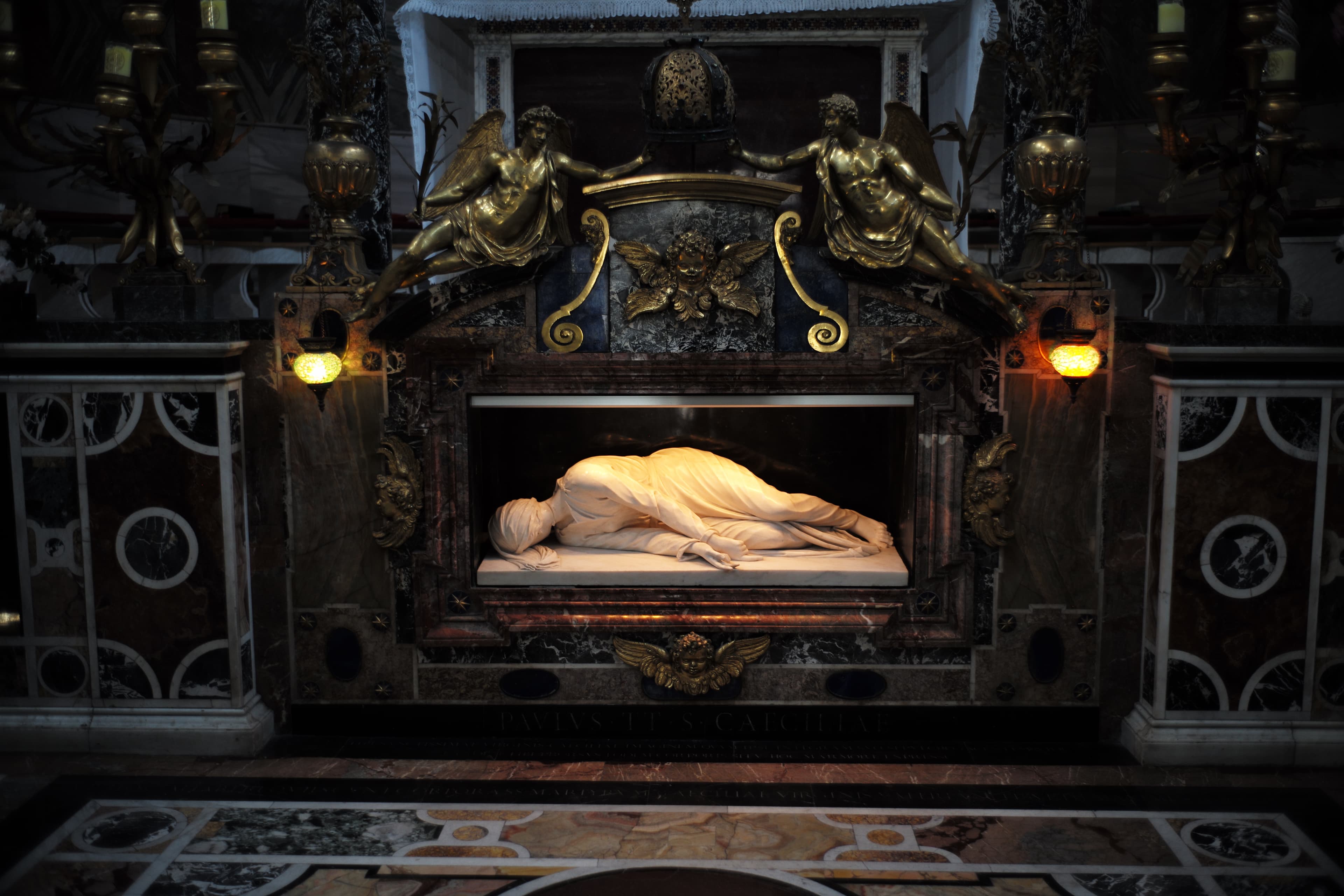 Statue de sainte Cécile par Stefano Maderno sous l'autel de la basilique du Trastevere
