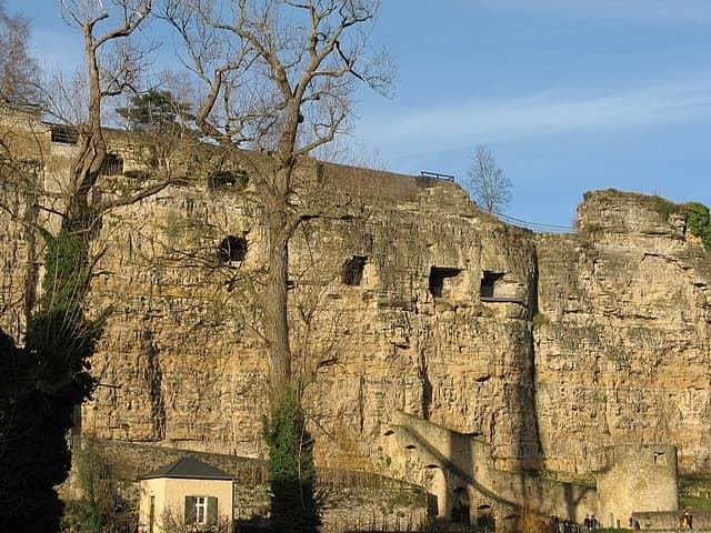O rochedo do Bock no Luxemburgo, onde Sigefredo I construiu em 963 a Lucilinburhuc